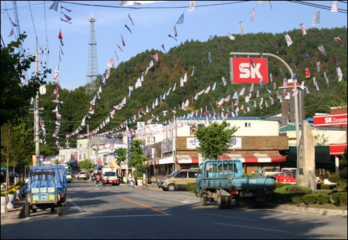 안흥 장터 마을, 온통 '2004 안흥찐빵 축제' 손님맞이 준비로 한창이다. 